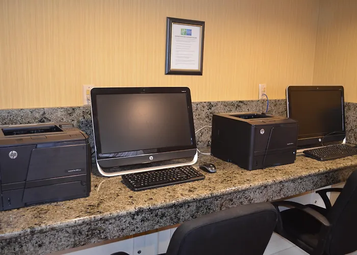Best Hotels Close to Mercy Hospital Springfield